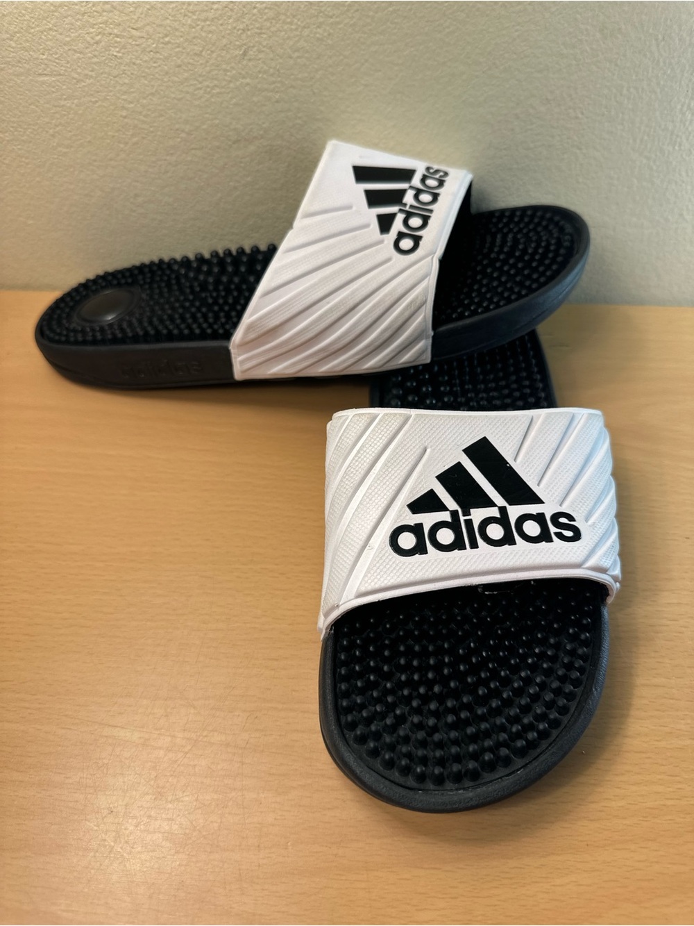 Adidas Voloossage Slides Women’s Size 8 White Black Athletic Sandals AQ5907
